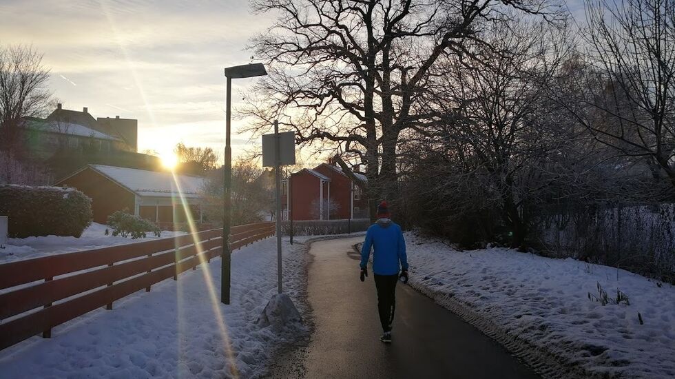 Kondispresident Tim Bennett rusler avgårde ut fra startområdet for årets Kondis' Nyttårsløp. Foto: Heming Leira