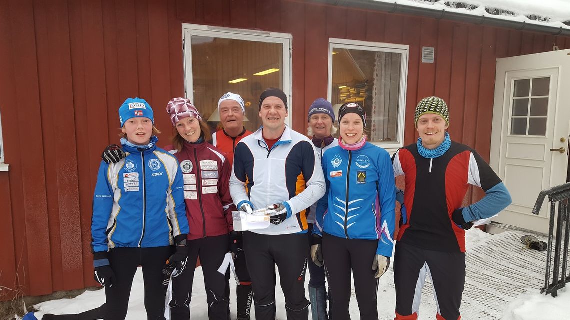 Fornøyde marsipanløpere (fra venstre): Even Lien, Eli Ringstad Lien, Erik Grøndalen, Trond Flaskerud, Vanja Staff, Audhild Bakken Rognstad og Lars Grøndalen. (Foto: Stein Arne Negård)