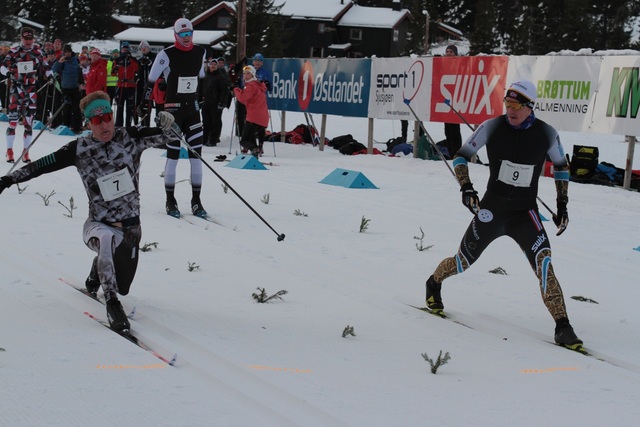 FOTOFINISH: Vetle Thyli (til h.) krysser målstreken hårfint før Anders Mølmen Høst på Sjujsøen langrennsarena søndag. (Foto: Finn Olsen)