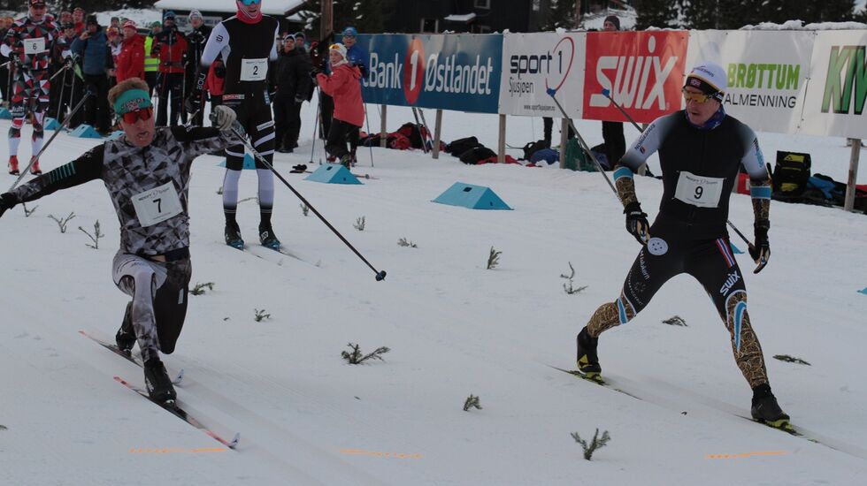 FOTOFINISH: Vetle Thyli (til h.) krysser målstreken hårfint før Anders Mølmen Høst på Sjujsøen langrennsarena søndag. (Foto: Finn Olsen)