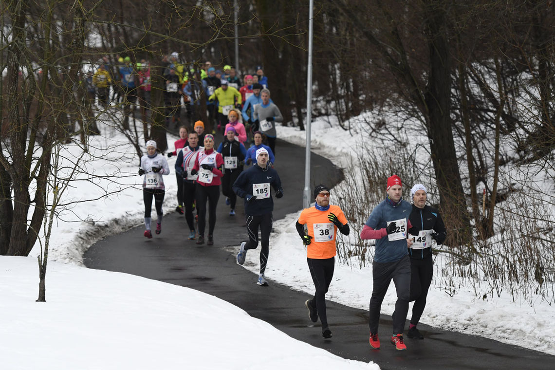 Lang rekke med løpere i Kondis Nyttårsløp 2018. (Foto: Bjørn Johannessen)