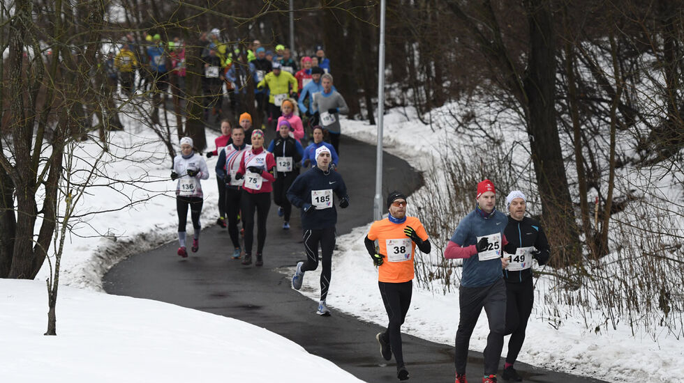 Lang rekke med løpere i Kondis Nyttårsløp 2018. (Foto: Bjørn Johannessen)