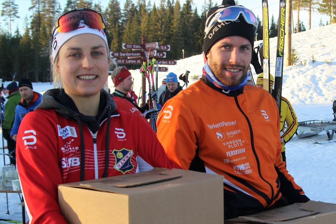 Totalvinnerne Barbro Sætha  og Simen Engebretsen Nordli med hver sin halve elg i premie.