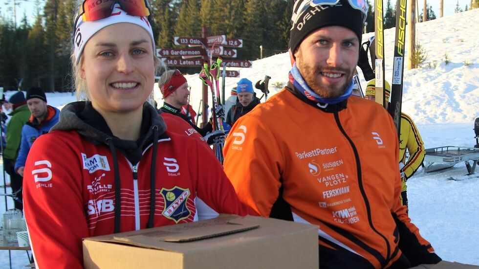 Totalvinnerne Barbro Sætha  og Simen Engebretsen Nordli med hver sin halve elg i premie.