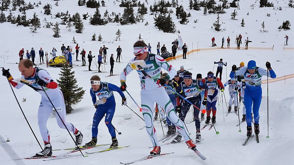 H21 ut fra start med gullvinner Lars Hol Moholdt til venstre uten lue. (Foto: Stein Arne Negård)