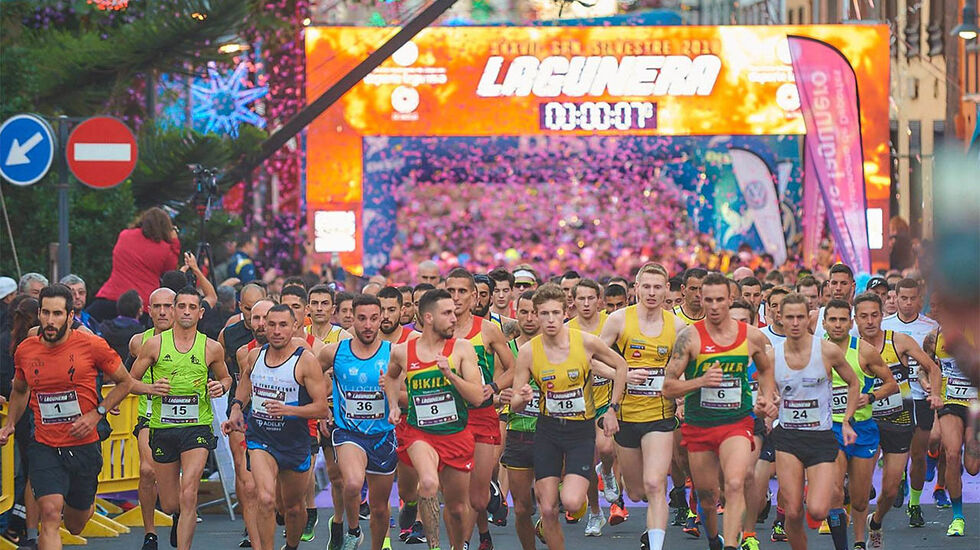 Starten har gått, og flere av de norske har lagt seg i tet. Vi ser Mathias Flak med nummer 18, Alexander Kirkeberg med nummer 27 og Ola Sakshaug med nummer 24. (Foto: arrangøren) 