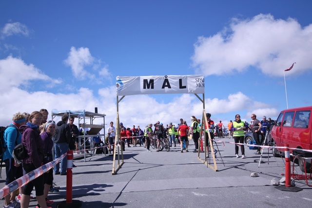 Felles for alle grener er målgang på Dalsnibba på 1476 moh. Foto: Martin Hauge-Nilsen