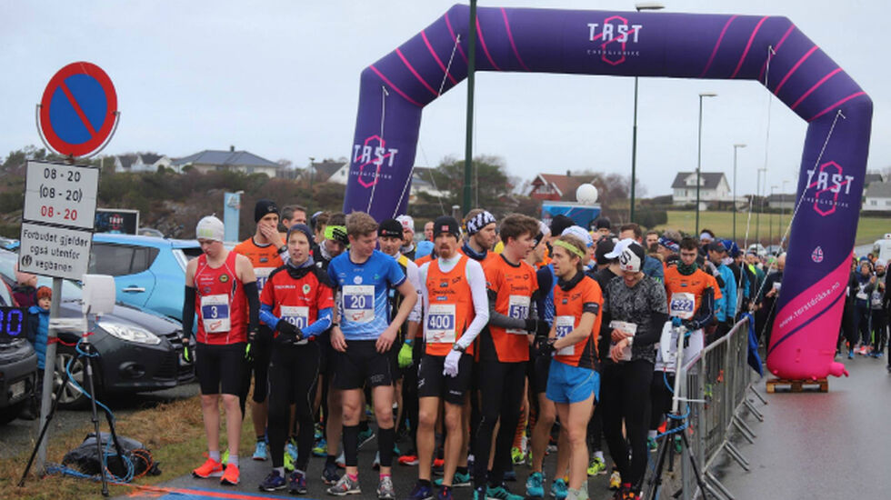 Startfeltet på 10 km: Ørjan Grønnvig (400), Alf Ante Idland Tornensis (3) og Erik Tangen Gundersen (180) står først på startstreken og kaprer også de øverste plassene på pallen.  Foto: Steffen Thorsen.
