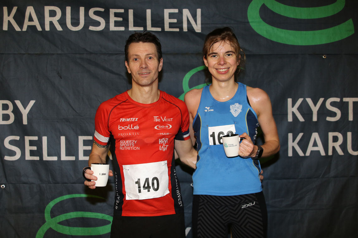 Endelig kunne Fredrik Madsen holde rundt kruset som det står 1.plass på, her sammen med Rikke Bersaas Thorsheim som tok seieren på kvinnenes 10 km