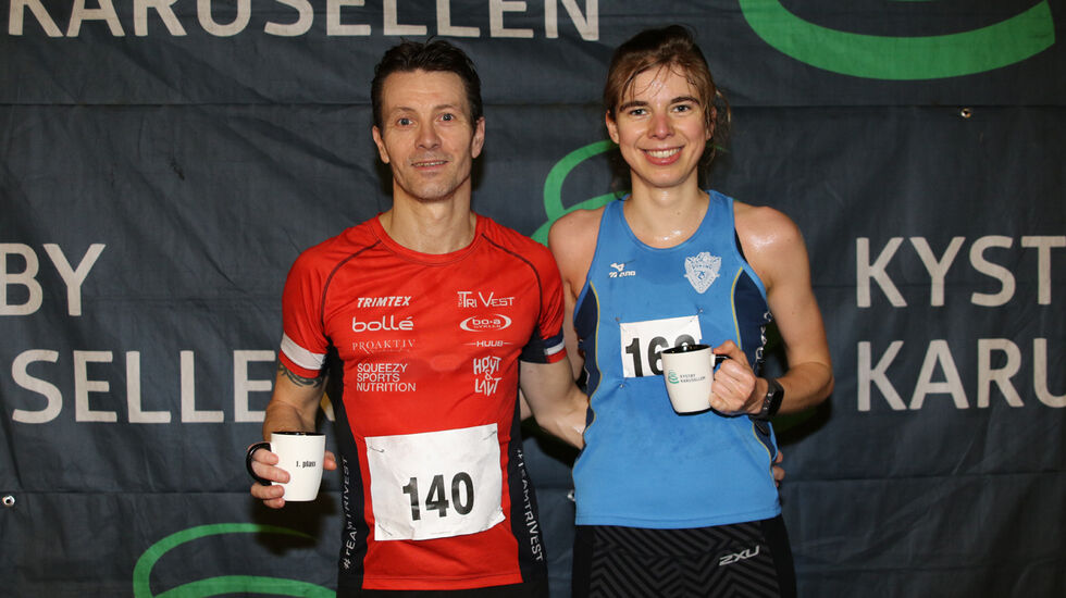 Endelig kunne Fredrik Madsen holde rundt kruset som det står 1.plass på, her sammen med Rikke Bersaas Thorsheim som tok seieren på kvinnenes 10 km
