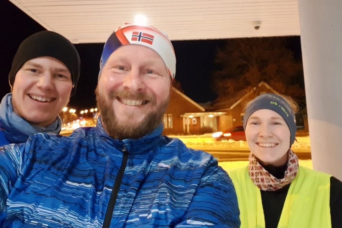 Initiativtager til både løpegruppen i Porsgrunn og gruppens første konkurranse, Tom Benjaminsen, ser her i midten sammen med Ida og Tom på en treningstur 14. januar da de la skumle planer for løpeåret.