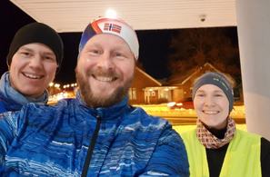 Initiativtager til både løpegruppen i Porsgrunn og gruppens første konkurranse, Tom Benjaminsen, ser her i midten sammen med Ida og Tom på en treningstur 14. januar da de la skumle planer for løpeåret.