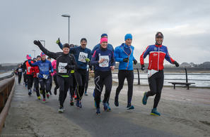 Svei-Erik Bakke leder an som fartsholder i årets Solastranden halvmaraton. Foto: Svein Erik Fylkesnes