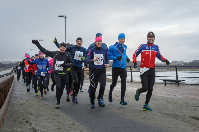 Svei-Erik Bakke leder an som fartsholder i årets Solastranden halvmaraton. Foto: Svein Erik Fylkesnes
