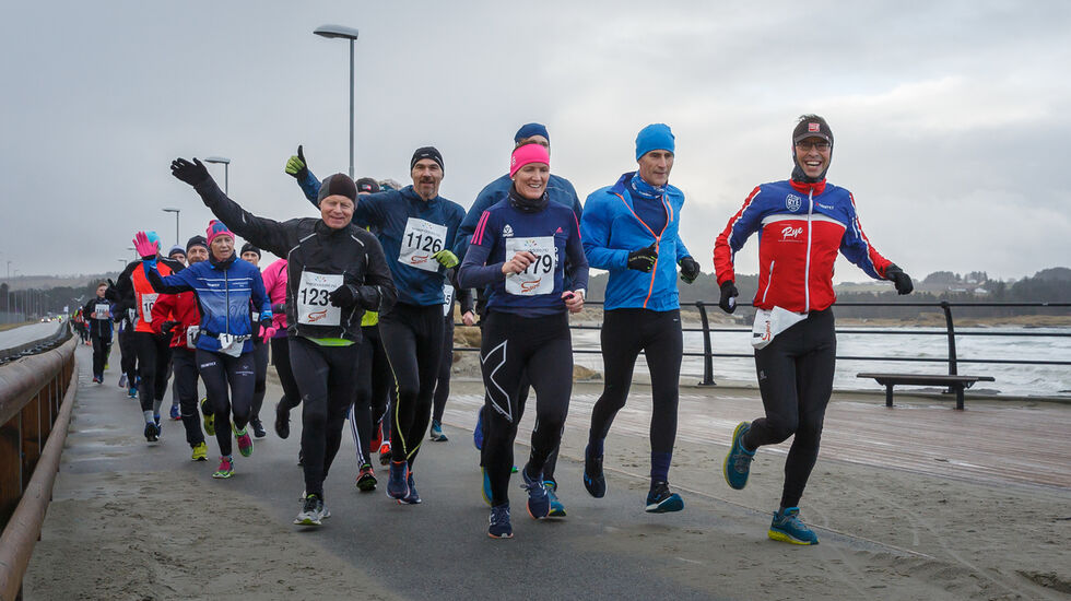 Svei-Erik Bakke leder an som fartsholder i årets Solastranden halvmaraton. Foto: Svein Erik Fylkesnes
