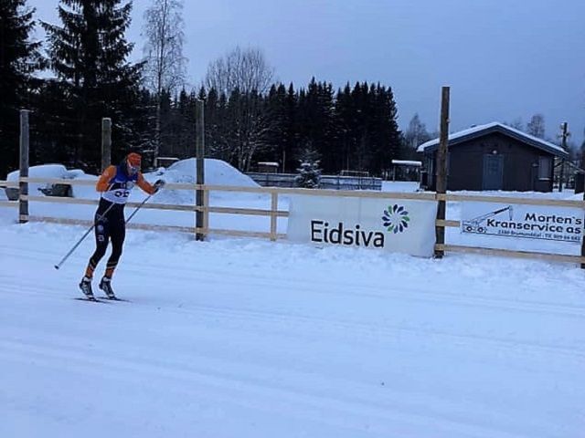 Simen Engebretsen Nordli var bokstavelig talt frampå med en ny seier  på Nybygda skistadion lørdag morgen. (Foto: Team Parkettpartner)