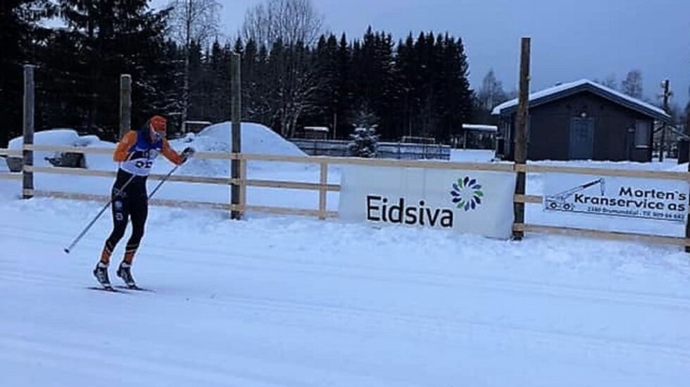 Simen Engebretsen Nordli var bokstavelig talt frampå med en ny seier  på Nybygda skistadion lørdag morgen. (Foto: Team Parkettpartner)