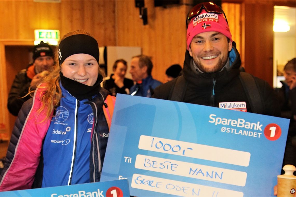 Totalvinnerne Franziska Skogsholm og Jørgen Myking med bonusen etter årets Trysil-Knut renn.