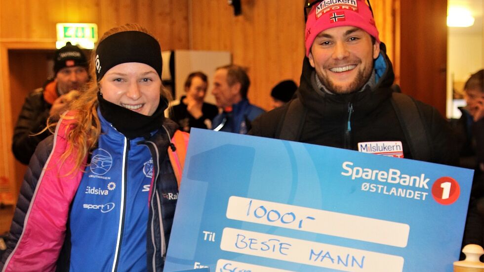 Totalvinnerne Franziska Skogsholm og Jørgen Myking med bonusen etter årets Trysil-Knut renn.