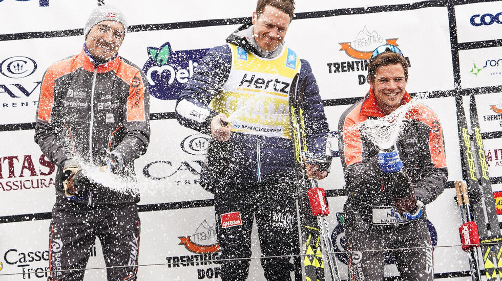 Seierspallen i Marcialonga, fra venstre: Andreas Nygaard 2.plass, Petter Eliassen vinner og Oskar Kardin 3.plass   Foto: Magnus Östh