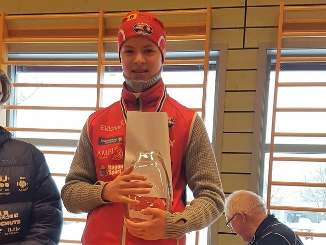 Sigurd Nordås, Strandbygda IL var best i G15 begge dager i helgas KM. Her med med solid grep på krystallet på Magnor søndag. (Foto: Strandbygda IL's facebookside)