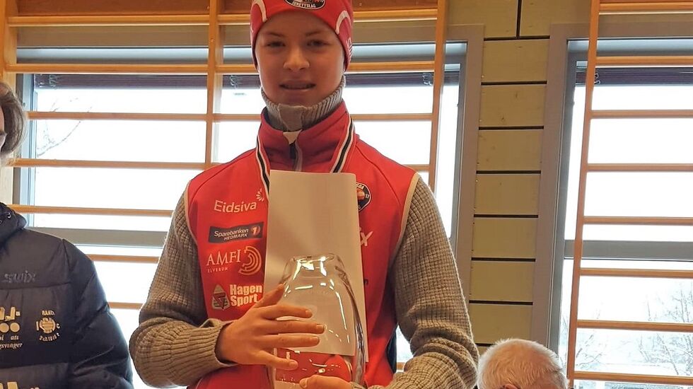 Sigurd Nordås, Strandbygda IL var best i G15 begge dager i helgas KM. Her med med solid grep på krystallet på Magnor søndag. (Foto: Strandbygda IL's facebookside) 