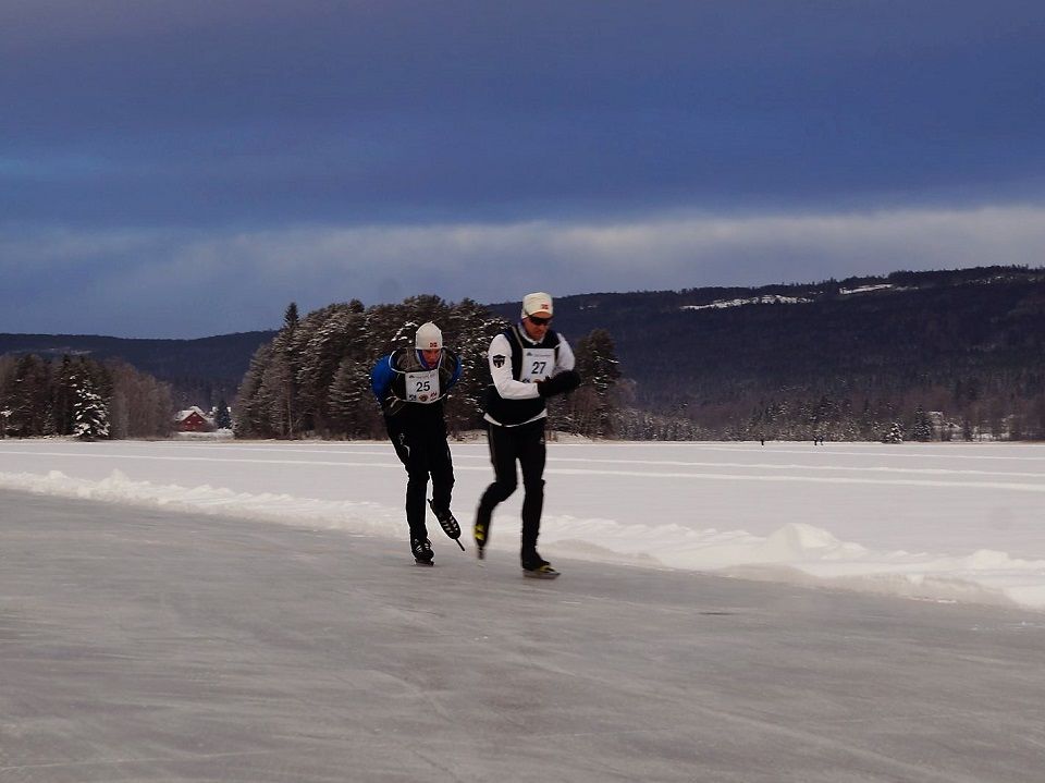 Lars Engseth (27) og Kristian Øksdahl gikk inn til 2. og 3. plass på 50 km i det 5. Amundløpet. (Foto fra Dølisjøen Isfestivals facebookside)