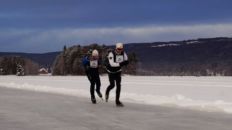 Lars Engseth (27) og Kristian Øksdahl gikk inn til 2. og 3. plass på 50 km i det 5. Amundløpet. (Foto fra Dølisjøen Isfestivals facebookside)