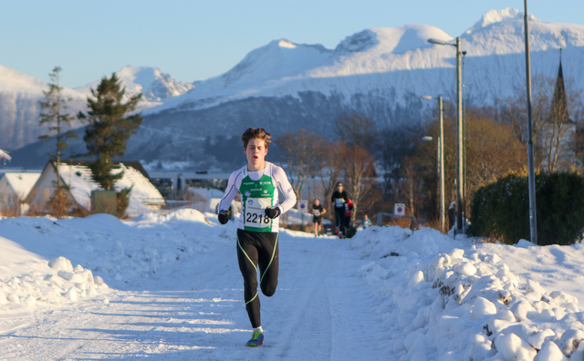 Mads Fredriksen, Dimna IL i tet, med kort vei igjen til målgang. Foto: Martin Hauge-Nilsen