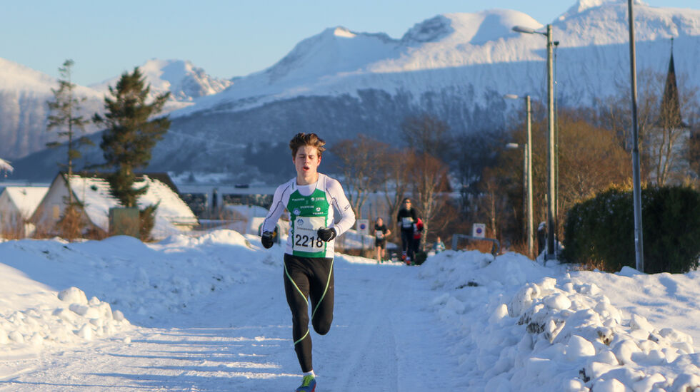 Mads Fredriksen, Dimna IL i tet, med kort vei igjen til målgang. Foto: Martin Hauge-Nilsen