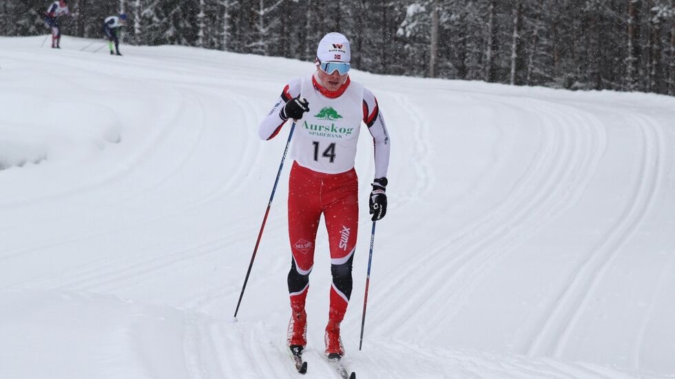 Jonas Amundsen på toppen av motbakken etter 2 km. Han har allerede fått en luke, som bare ble større gjennom hele løpet. (Foto: Olav Engen)