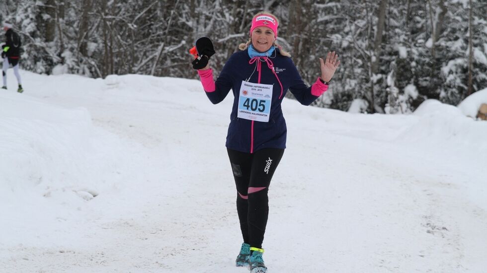 I fjor var det så mye snø inn mot Haga stadion at løperne valgte bilveien framfor gangveien. Nå - fem dager før årets løp - er det snøfritt. På bildet ser vi Hege Kvitting. (Foto: Olav Engen)