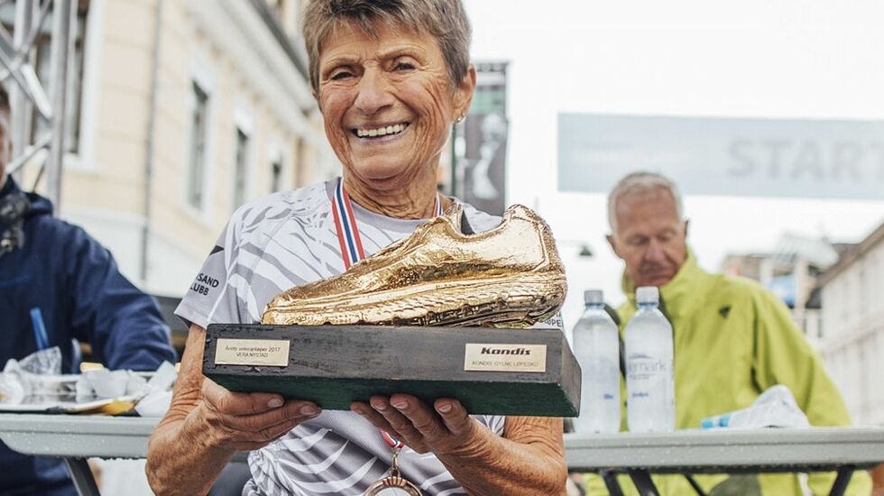 Vera Nystad var beste kvinnelige norske maratonløper - omregnet etter veterantabellene - for sjette år på rad. Bildet viser Vera med Gullskoen som Årets veteranløper 2017, utdelt på Sommerløpet i Kristiansand i fjor. (Foto: Torleiv Klungland)
