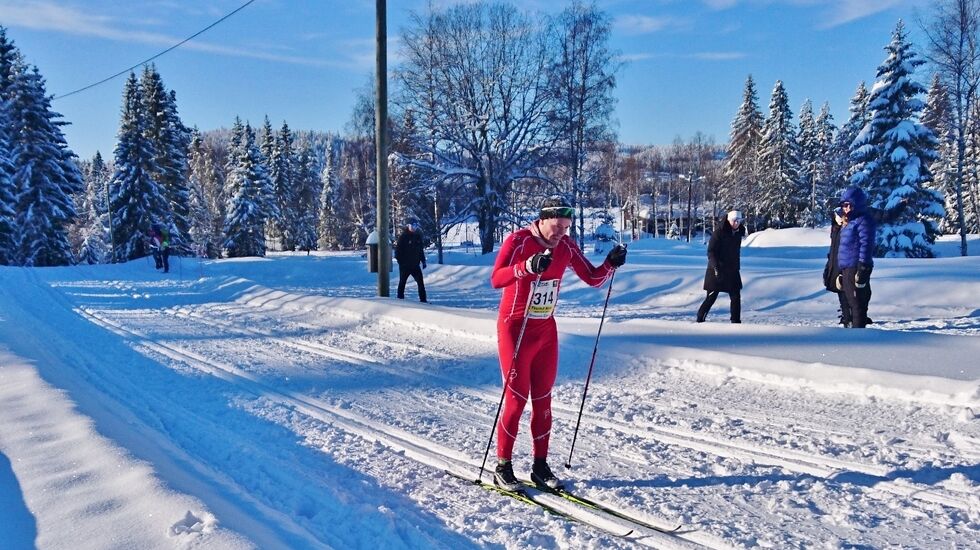 Fredrik Larsen Svanholm på vei mot mål etter solid innsats gjennom nydelig føre og vær. (Foto: Hauern-arrangørene)