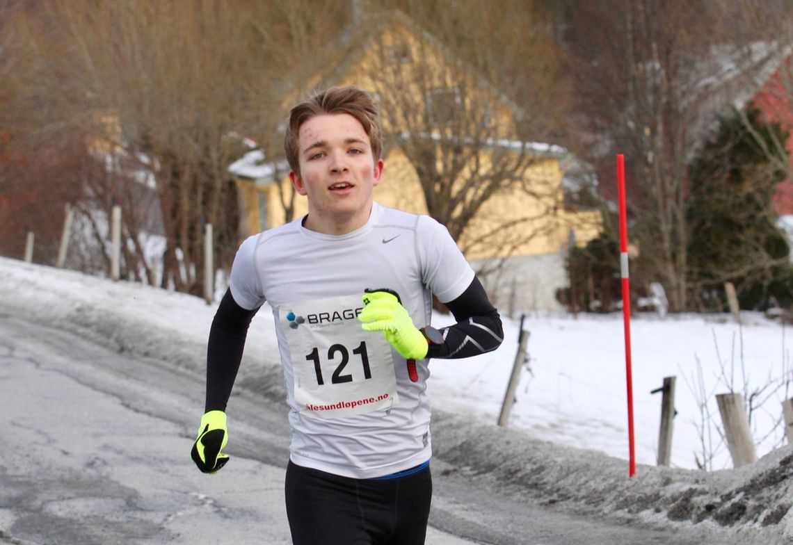 Ludvik Markussen Ytterdal på veg inn til suveren seier i Ålesund Vinterkarusell på 5 km. Han var nesten 2 minutt foran nummer to. Foto: Kjell Vigestad