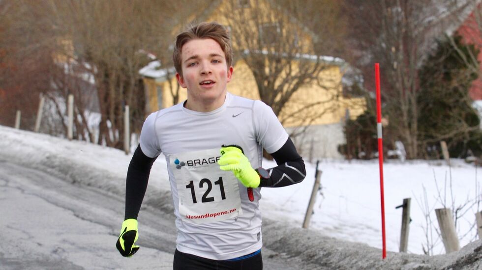 Ludvik Markussen Ytterdal på veg inn til suveren seier i Ålesund Vinterkarusell på 5 km. Han var nesten 2 minutt foran nummer to. Foto: Kjell Vigestad