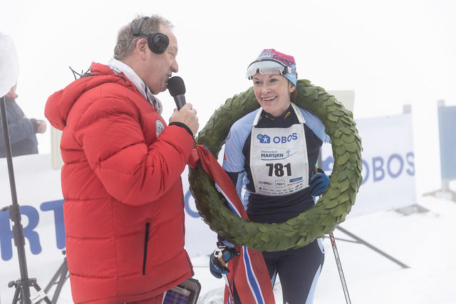 Solfrid Braathen intervjues etter forrige helgs seier i Holmenkollmarsjen. (Foto: Stian Schløsser Møller)