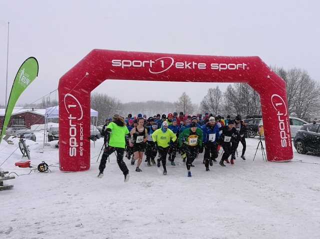 Fra starten på begge distanser samlet. 539 er Jonas Haaberg Bolgen som vant 5,4 km mens 62 er Frank Christoffersen som vant 10 km. (Foto: Erland Eldrup)