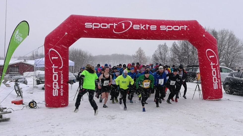 Fra starten på begge distanser samlet. 539 er Jonas Haaberg Bolgen som vant 5,4 km mens 62 er Frank Christoffersen som vant 10 km. (Foto: Erland Eldrup)