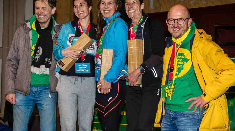 Janicke Bråthe fikk stå i midten på pallen som raskeste kvinne i Two Rivers Marathon. (Foto: Gijs van Tuij)