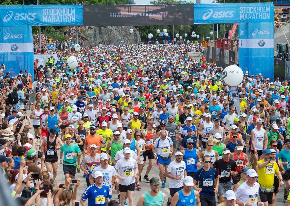 Fra fjorårets Stockholm Marathon hvor typisk tidsforbruk (mediantider) for kvinner og menn var henholdsvis 4.43.57 og 4.23.06 (Arrangørfoto).