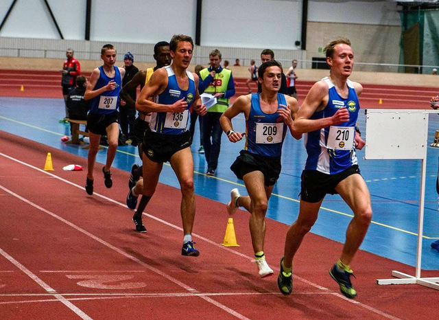 Anton Sjökvist drar feltet foran Ørjan Kjeldsli og Trond Ørjan Eide. På fjerdeplass skimter vi vinneren, Abduljaleel Hir. (Foto: Jan Arthur Aune)
