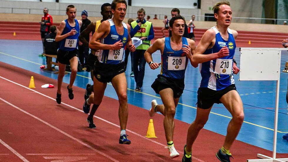 Anton Sjökvist drar feltet foran Ørjan Kjeldsli og Trond Ørjan Eide. På fjerdeplass skimter vi vinneren, Abduljaleel Hir. (Foto: Jan Arthur Aune) 
