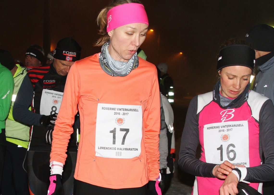 Silje Christiansen og Tone Fløttum kom på de to første plassene i kvinneklassen. Bildet er fra Vinterkarusellens kveldsløp på Årnes i 2017. (Foto: Olav Engen)
