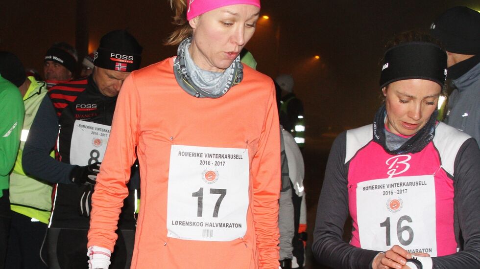 Silje Christiansen og Tone Fløttum kom på de to første plassene i kvinneklassen. Bildet er fra Vinterkarusellens kveldsløp på Årnes i 2017. (Foto: Olav Engen)