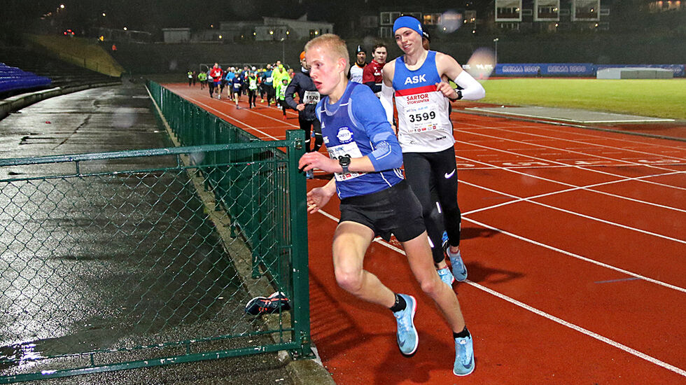 Philip Massacand går rett i front ut fra Fana Stadion. Marius Sørli henger i ryggen på ham.