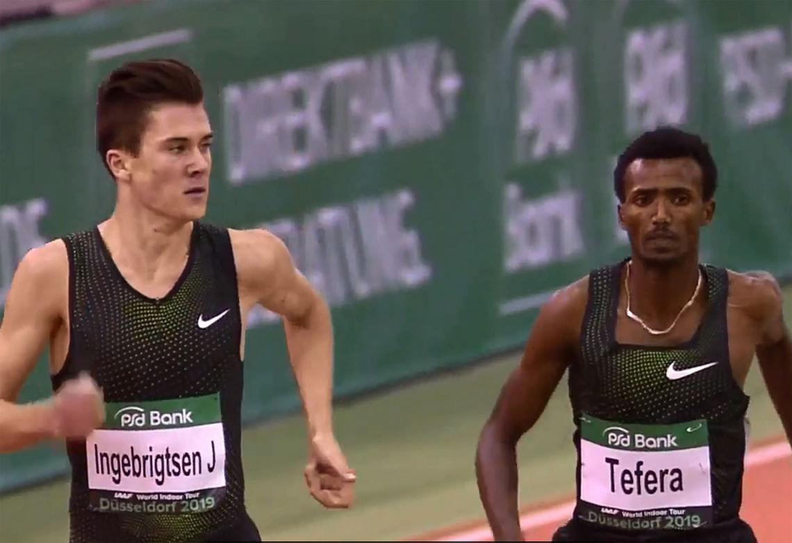 Jakob Ingebritsen spurta fra den regjerende verdensmesteren og ferske verdensrekordsetteren på 1500 m innendørs, Samuel Tefera. (Foto: skjermdump fra IAAFs streaming) 
