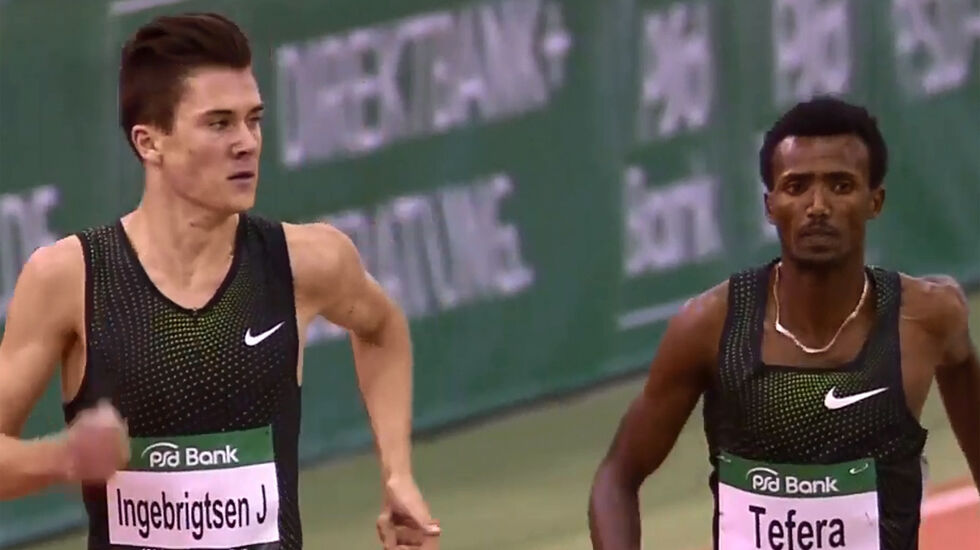 Jakob Ingebritsen spurta fra den regjerende verdensmesteren og ferske verdensrekordsetteren på 1500 m innendørs, Samuel Tefera. (Foto: skjermdump fra IAAFs streaming) 