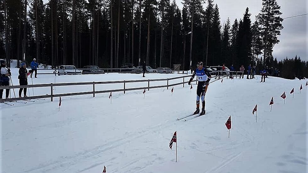 Tore Stengrundet med Vegard Lans Pedersen like bak på stadion i Jordet lørdag. (Foto: Trond Engerbakk)