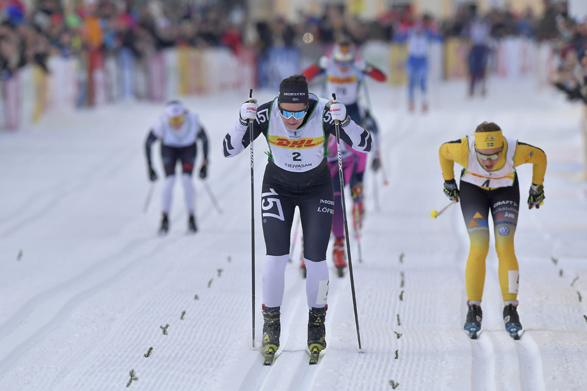 Britta Johansson Norgren (startnr. 2) vant Tjejvasan 2019, 30 km fra Oxberg til Mora lørdag 23. februar. Nr. 2 ble Lina Korsgren (startnr .4). Foto: Arrangøren